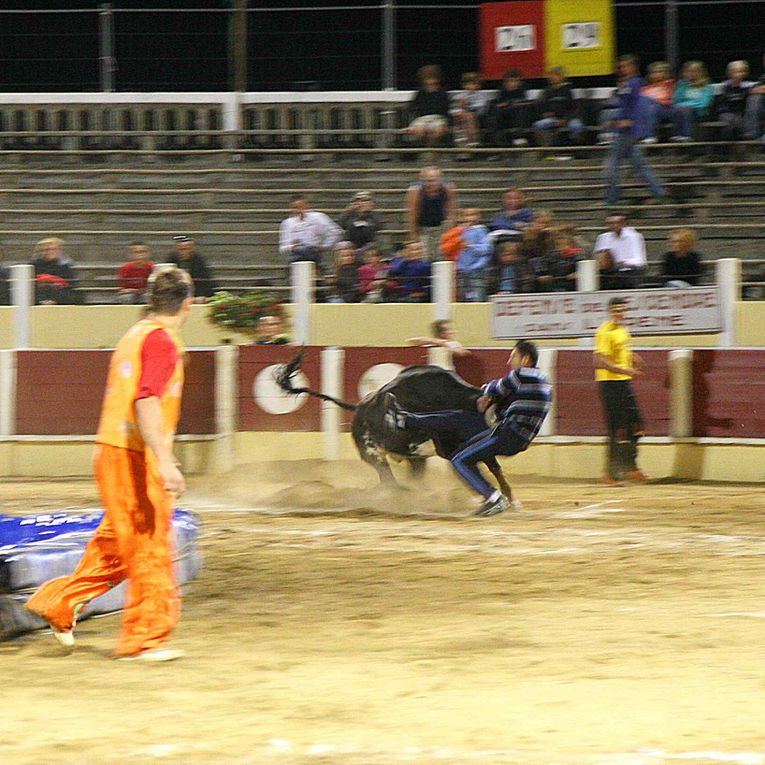 Arènes Parentis 13-08-2010
Croque-vache contre les Pompiers!!