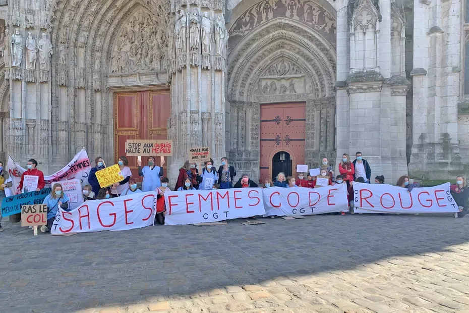  Manifestation des sages femmes devant la cathédrale de Rouen le 24 février 2021 • © Maxime Fourrier / France Télévisions