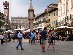 La piazza del Erbe, les rues de la vieille ville animées, et super jolies.