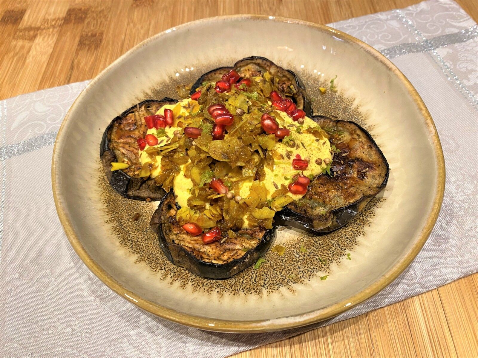Aubergines rôties sauce yaourt et curry de Yotam Ottolenghi Les
