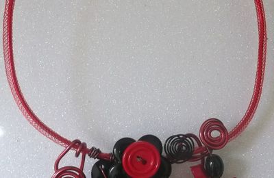 collier alu rouge et noir avec boutons