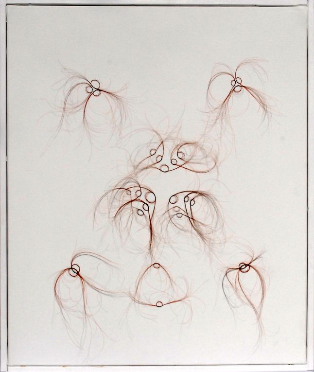 Cheveux noués et cousus sur toile.