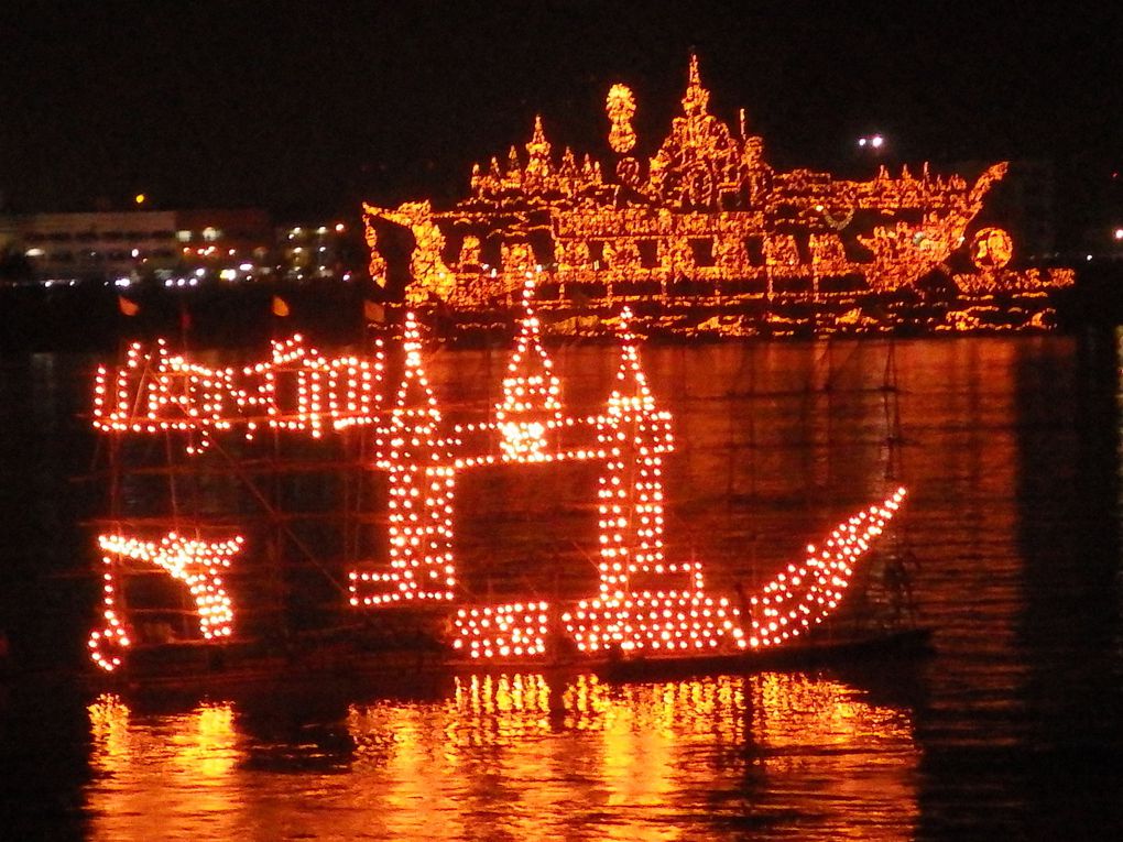 Des tables et de la bouffe partout, sans oublier la beer lao, des courses de bateaux, des fires boat (bateau en feu fait avec des milliers de bougies), des dons au Mekong (fleurs),du cote Thailandais la meme chose mais avec plusd gros bateau et feux d'artifice.et une jeune femme qui lache une lanterne pour