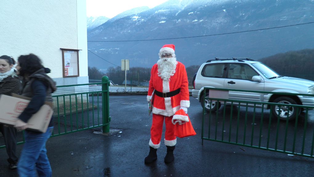 21 décembre 2012, arrivée du Père Noël à  l'école d'Esserts-Blay, visites des classes de GS/CP et de CP/CE1