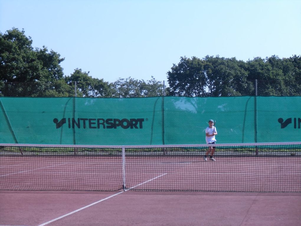 À Plancoët, Simon, Antoine J. et Antoine B. ont trouvé d'autres occupations: faire des matchs de tennis.