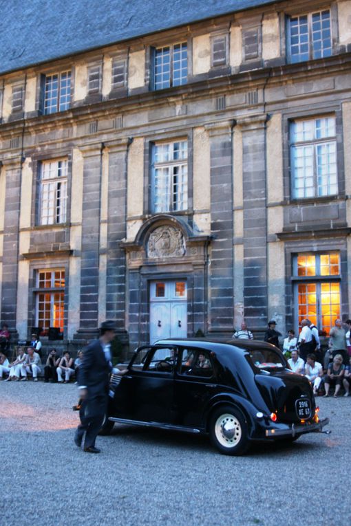 Soirée spectacle et cinéma en plein air sur le thème de Coco Chanel et son époque dans le cadre prestigieux du Château d’Effiat.