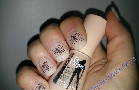 Nail art nude et noeud noir