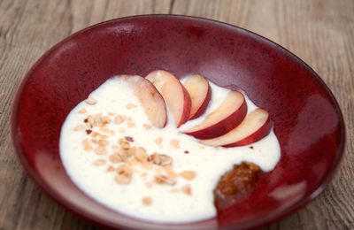 Crème de riz vanillée aux nectarines crues et noisettes