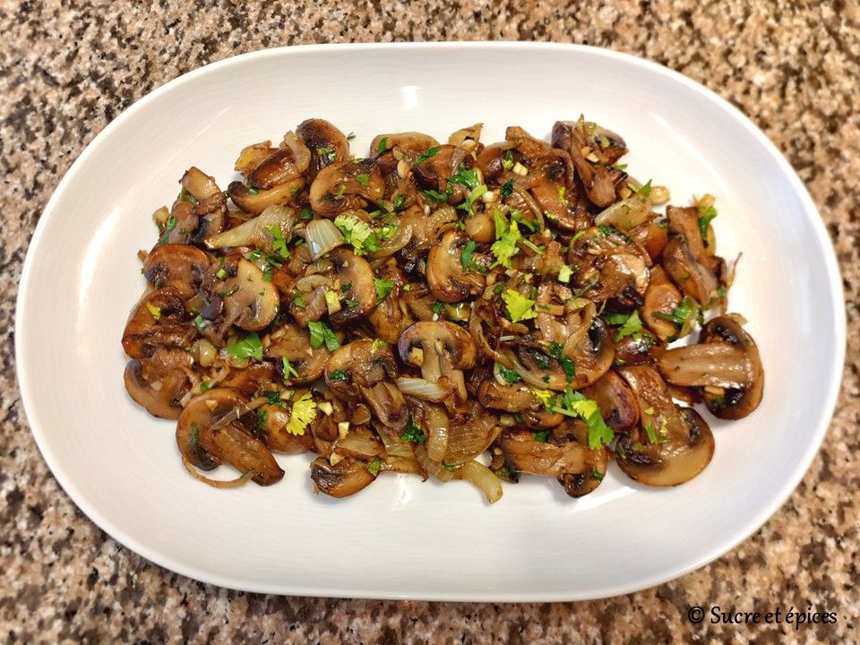 Champignons sautés à l'oignon et à l'ail - Recette en vidéo