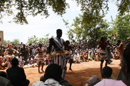 Voici 88 photos prises le dimanche 2 juillet 2006 lors de la f&ecirc;te du chef du village de Zorgho au Burkina Faso.<br /><br /><span style="font-size: 10pt; font-family: Arial;"><font size="1" style="color: rgb(255, 153, 0);"><a href="http://www.ecole-de-tenso-au-burkina.net ">&copy; www.ecole-de-tenso-au-burkina.net </a><br />Tous droits photos reserv&eacute;s</font></span>