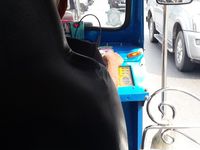 (cliquez pour agrandir) Petit-déjeuné de professionnels du voyage, selfie tuktuk rayonnant, vue du tuktuk et du gentil conducteur (on ne voit pas du tout qu'il a improvisé une troisième voie qui n'existait pas à la base, il l'a inventée exprès pour la photo ! Trop fort !)