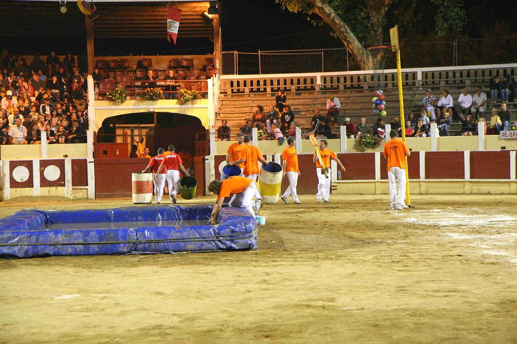 Arènes Parentis 13-08-2010
Croque-vache contre les Pompiers!!