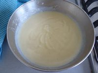 Remettre la préparation sur feu moyen et mélangez jusqu’à ce que la crème épaississe. La verser dans un saladier, filmez au contact et laisser tiédir.