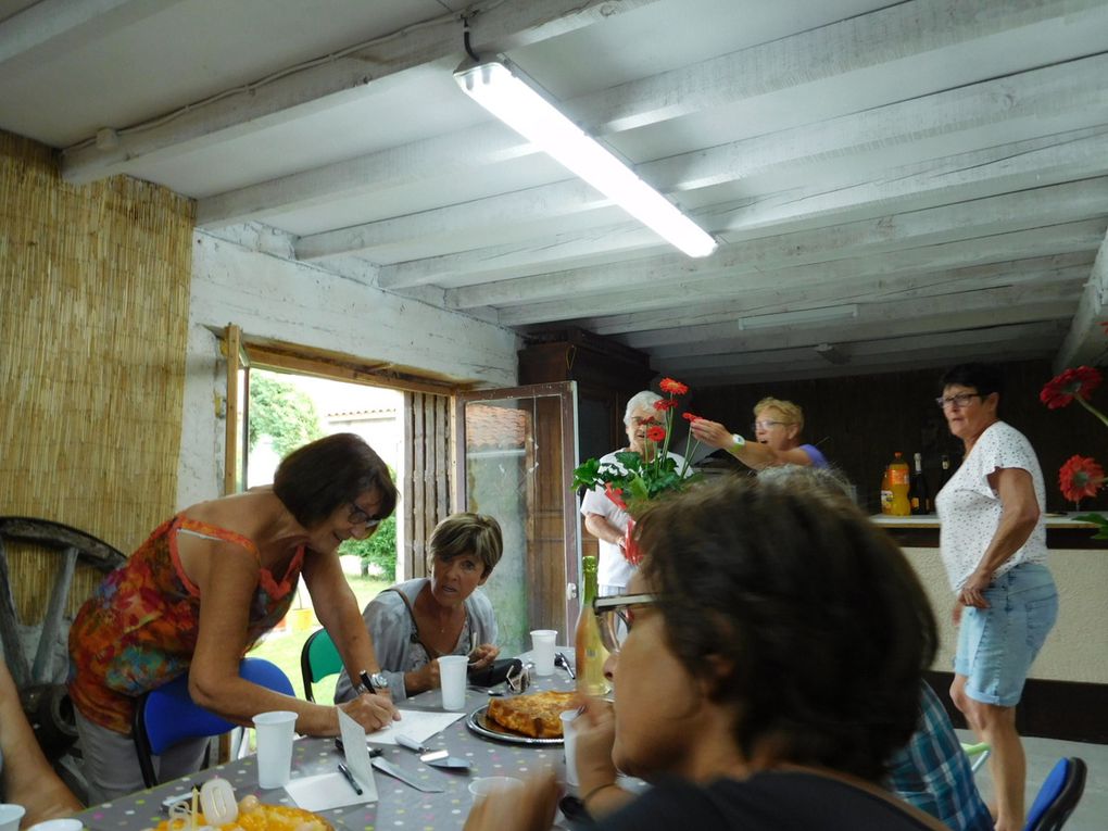 Après tout le monde se retrouve chez Josiane et René pour fêter les anniversaires d'Andrée et Monique ( gâteaux et boissons à profusion )