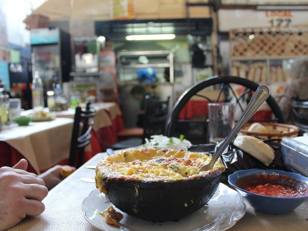 Visite du mercado Vega central, un des marche les plus grand et bien typique de Santiago ou les odeurs des poissons, des fleurs, des fruits et legumes se melangent. On a goute un plat typique d'ici, la pastel de choclo, une sorte de hachis parmentier aux fecules de mais.