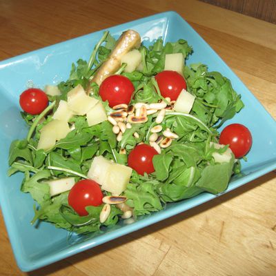 ROQUETTE AUX POIRES ET AUX PIGNONS GRILLES