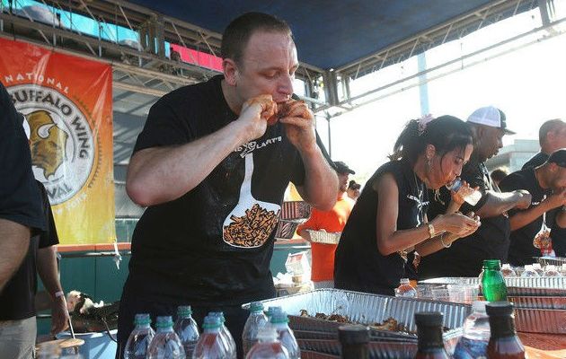 COME 191 ALITAS DE POLLO EN 12 MINUTOS, JOEY CHESTNUT ES EL CAMPEÓN, NOTICIAS INSÓLITAS