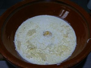 3 - Casser un oeuf dans un saladier, y verser 30 cl de crème fraîche liquide et 40 gr d'emmental râpé. Mélanger le tout, assaisonner légèrement avec sel et poivre.