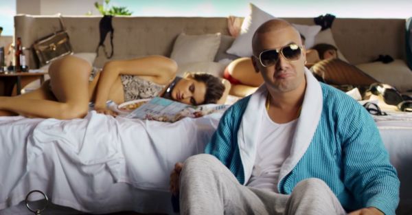 Wisin pubblica il video musicale per Vacaciones. Più estivo che invernale.