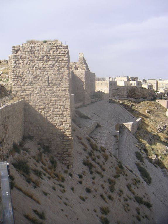 Tour de la Jordanie en touriste de base, mais une première approche qui donnera l'envie de mieux connaître ce merveilleux pays, berceau de l'humanité, ... et surtout de revenir à Petra et dans le Wadi Rum ...