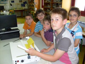 Le groupe 4 construisant leur prototype d'horloge à énergie solaire (le drapeau de Madagascar...)