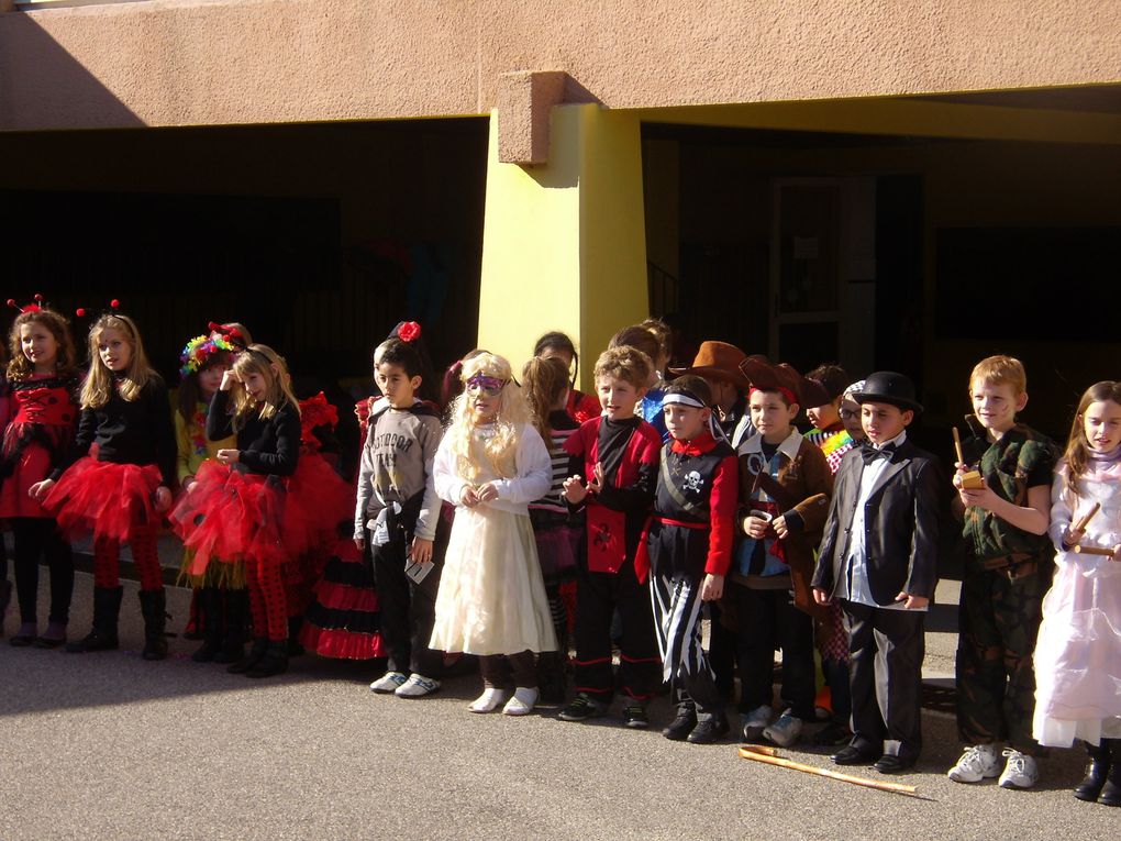 Le carnaval a eu lieu vendredi 15 février. Dans une ambiance de fête et sous un beau soleil,les élèves de toutes les classes ont défilé, chanté et dansé.