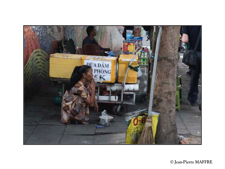 La ville de Hanoï regorge de marchés. Souvent difficile à repérer, ils sont parfois imposants et célèbres mais aussi cachés au fond de ruelles.