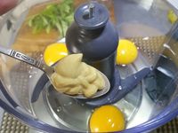 4 - Pour réaliser l'émulsion, verser dans un mixeur les 2 oeufs entiers et le jaune, 1 cuil. à café de moutarde, les baies roses, du sel et du poivre, 10 cl d'huile d'olive. Emulsioner le tout et rajouter pour finir les feuilles de basilic. Mixer à nouveau pour obtenir un mélange bien mousseux.