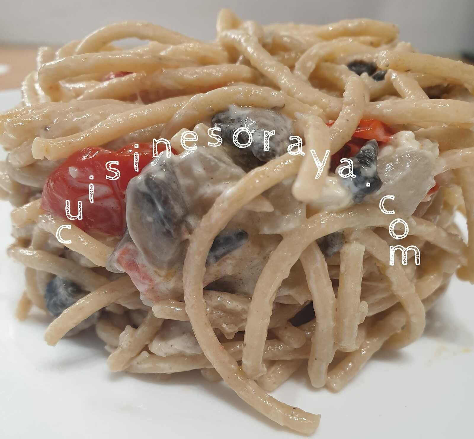 Pâtes au poulet, champignons à la sauce crème de tartare