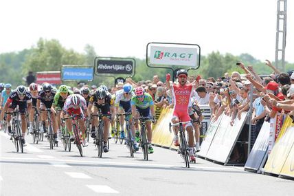 Bouhanni remporte l'étape, Kennaugh conserve son maillot de leader