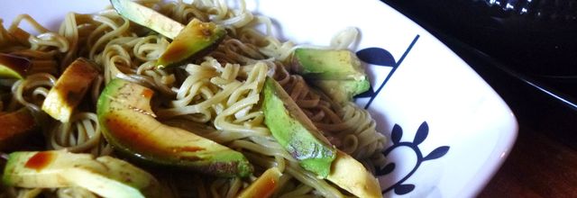 Nouilles soba à l'avocat et sauce Tsuyu gingembre