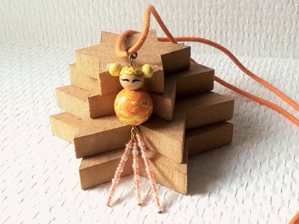 Collier Kokeshi &quot;Mikan: Mandarine&quot;