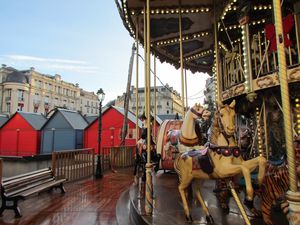 La place du Ralliement, avec son marché de noël, son carroussel (qui date de 1900) et son tram ! Sans oublier moult sapins qui poussent sur les façades de la ville...