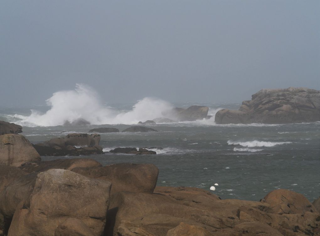 Meneham et ses blocs granitiques sont un des endroits les plus spectaculaires pour assister au déferlement grandiose d'une tempête: expérience unique, quand le vent forcit, quand la mer blanchit  !                 