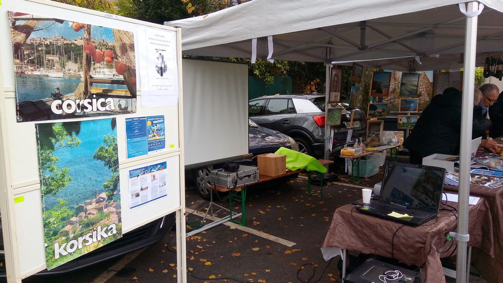 L'Amicale des Corses et amis de la Corse en Touraine en plein travail sur le marché de Saint Avertin le 14 novembre 2018. Beaucoup de monde pour déguster et acheter les produits représentatifs de la gastronomie Corse