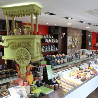 Venez découvrir la nouvelle vitrine de la Pâtisserie Chocolaterie Borzeix-Besse. Nous serons heureux de vous accueillir dans nos boutiques