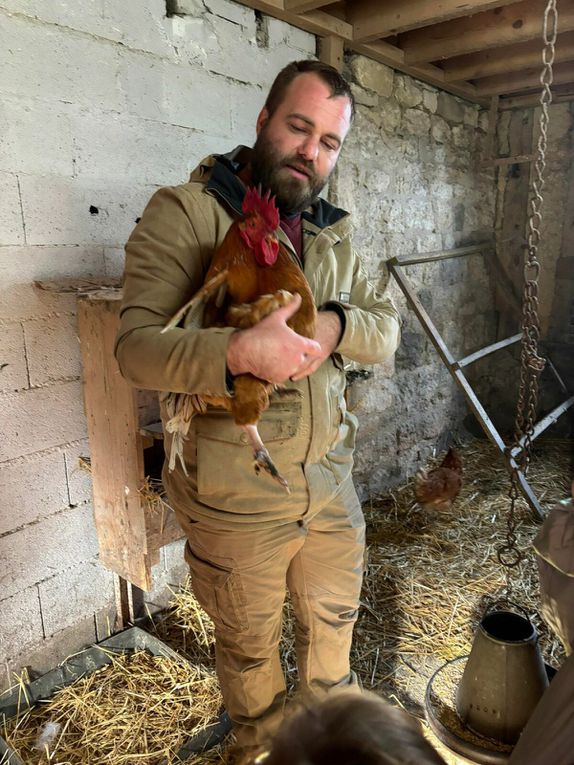 Ce matin nous avons nourri les moutons et cuisiné une recette typique. Cette après midi petite visite des animaux de la ferme. Les oiseaux  Et ensuite fabrication d’un attrape rêves et dégustation de nos rabottes ( spécialité ardennaise )