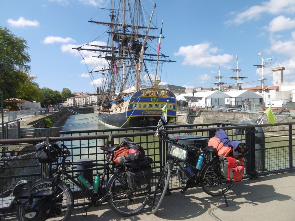 Mout-Mout et un collègue "coquillagé" - ex-voto à la mémoire d'un cycliste renversé et décédé. Le Pont du Martrou près de Rochefort sur Mer. L'Hermione-