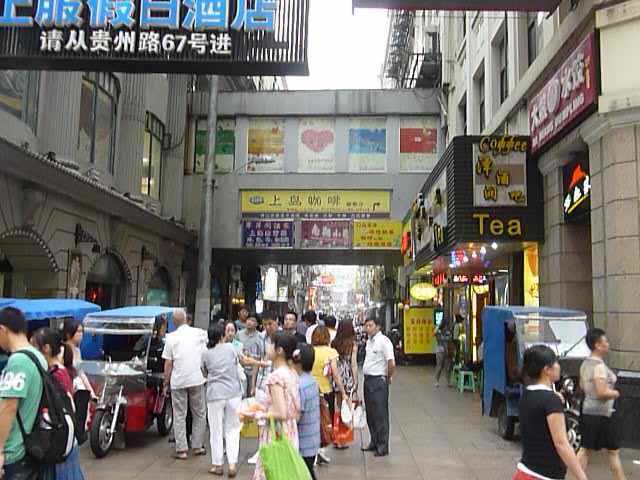 Le quartier touristique, boutiques de luxe, des couleurs de la pub...