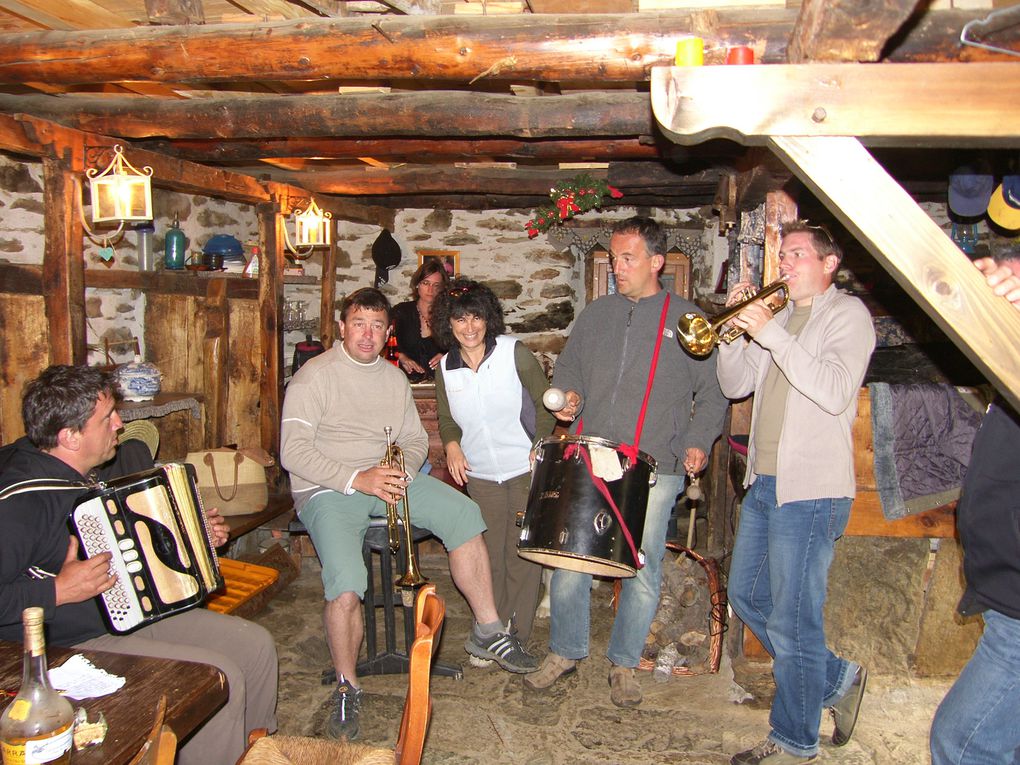 Répétitions chez Serge et Sophie, chez Marjo et Xavier, à la grange de Tinou et Philou   ou carrément en pleine montagne, rien ne nous arrête !