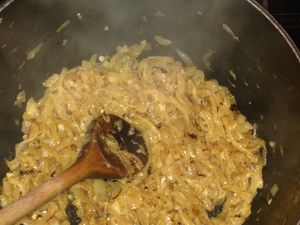 Soupe à l'oignon et croûtons gratinés