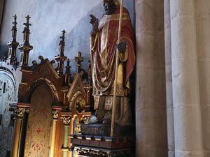 Quimper. La cathédrale Saint‑Corentin (breton : Iliz-veur Sant-Kaourintin) est une cathédrale catholique et une basilique mineure placée sous le patronage de Notre-Dame et du premier évêque légendaire dont elle porte le nom, saint Corentin. Le monument actuel de style gothique est édifié au XIIIème siècle sur la base d'édifices plus anciens, et achevé sous le Second Empire. Saint Corentin (Corentinus en latin), appelé aussi Kaourintin ou Kaour, est selon la tradition, le premier évêque de Quimper au Vème siècle. 