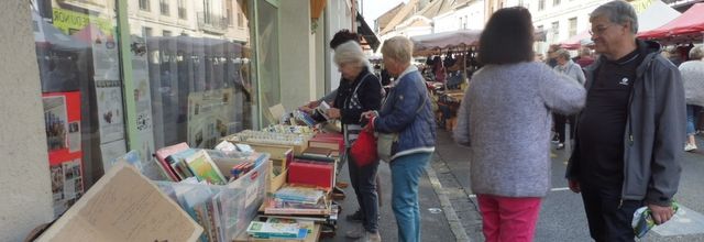 C'est dans une ambiance automnale que s'est déroulée la traditionnelle braderie de St Amand les Eaux; mais cela n'a pas découragé les chineurs et notre stand a attiré du monde! Merci à Annette et Ghislaine pour l'aide apportée!