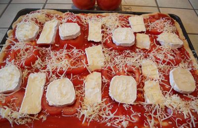 Pizza chèvre - brie - tomates