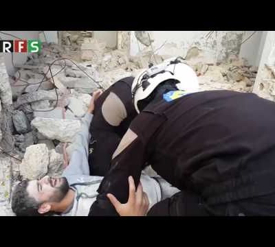 Du prix Nobel à l'Oscar ? Les Casques blancs syriens dans la tourmente après une fausse vidéo virale -- 22 nov. 2016, 11:57-- Déjà sujette à de nombreuses controverses, l'organisation des Casques blancs est de nouveau sous le feu des critiques après avoir mis en scène une fausse vidéo de sauvetage en Syrie pour créer le buzz sur internet : le «mannequin challenge».