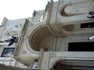 Entrée et intérieurs de la Basilique