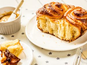 Brioche roulée à la confiture de lait (un pur moment de gourmandise)