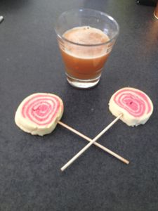 Sablé à la fraise en sucettes et son nectar de pommes