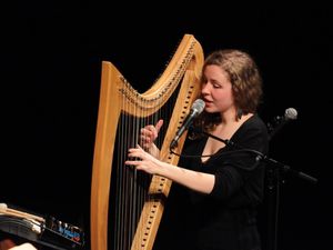 laura perrudin, une chanteuse et harpiste bretonne, une harpe chromatique et électrique entre couleurs jazz et électro