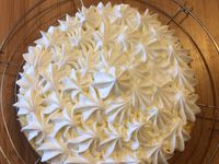 Genoise d’anniversaire vanille chocolat Kinder Bueno et Chocobons